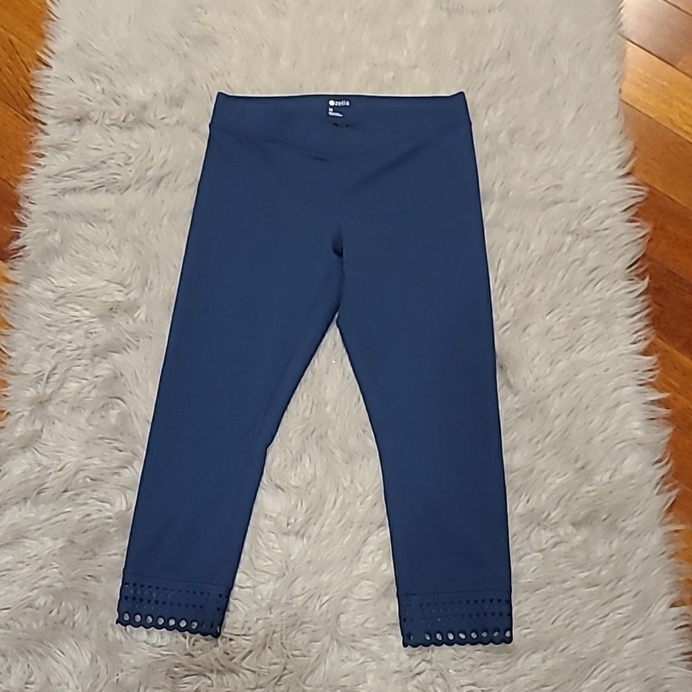 Zella womens navy blue capris with detailed bottoms size medium